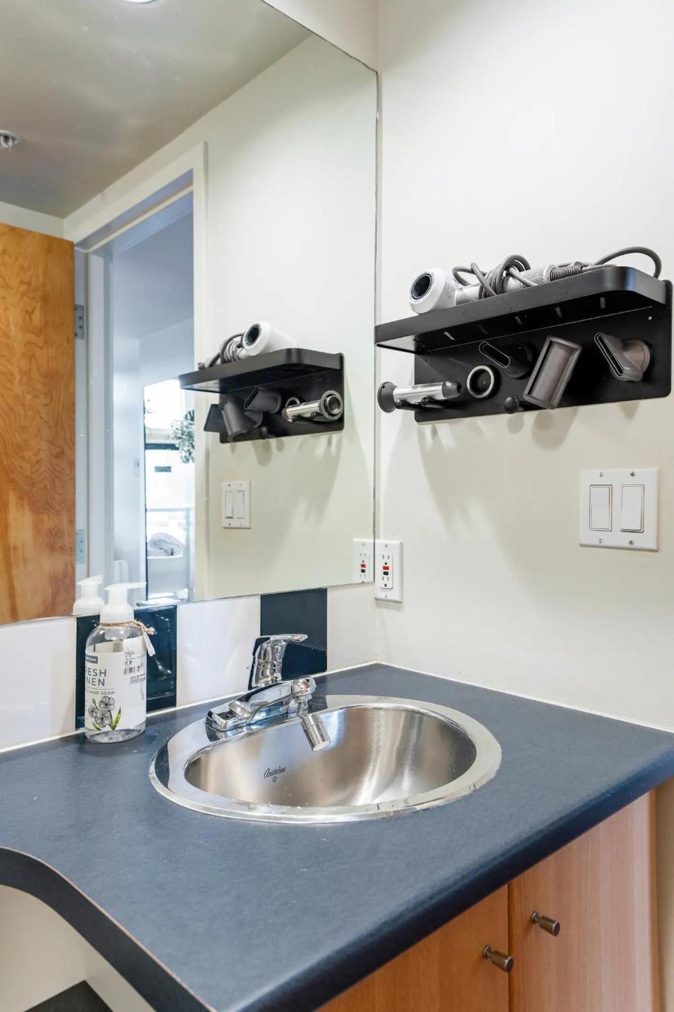 Loft In Downtown Vancouver With Free Parking Exterior photo